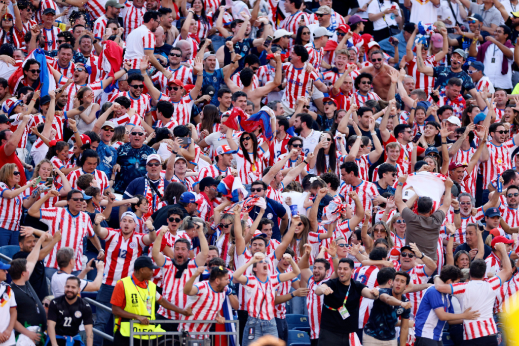 Aficionados de Paraguay celebran en la grada tras la eliminación de Alemania en los dieciseisavos de final del Mundial 2026.