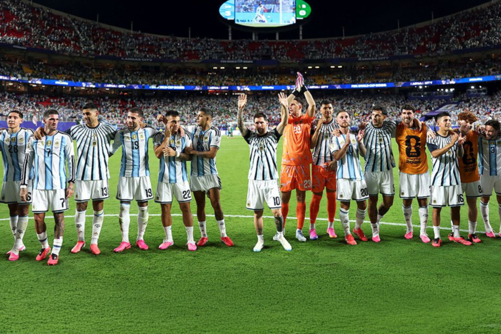 Jugadores de Argentina celebran la victoria ante Argelia en el Mundial 2026.