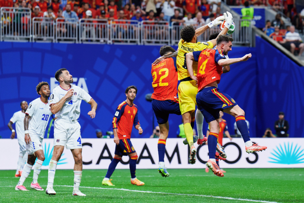 Vozinha atrapa un balón aéreo rodeado de jugadores de España durante el partido entre España y Cabo Verde en el Mundial 2026