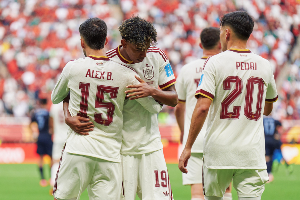 Álex Baena, Lamine Yamal y Pedri celebran una acción de España durante el Mundial 2026
