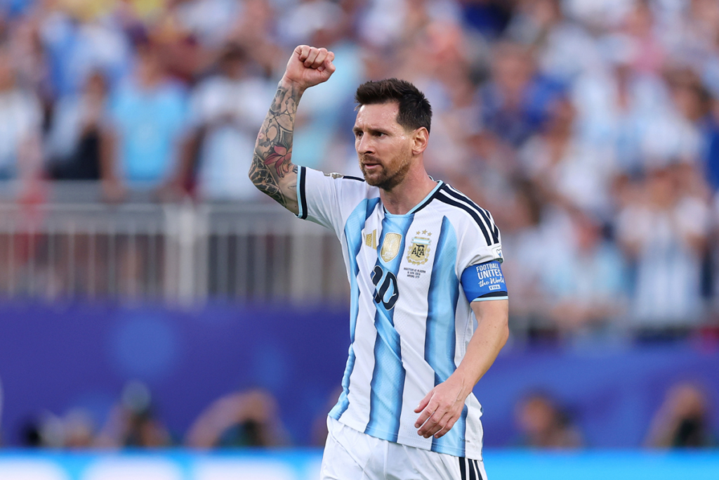 Leo Messi levanta el puño como capitán de Argentina durante el Mundial 2026.