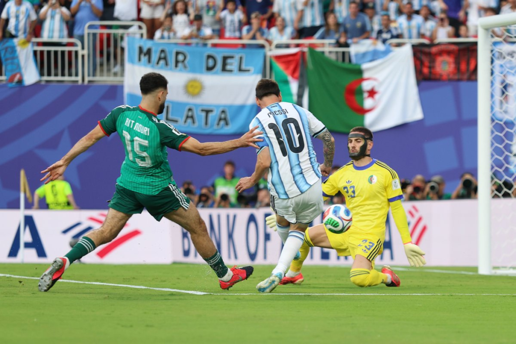 Leo Messi ataca el área de Argelia durante el partido del Mundial 2026.